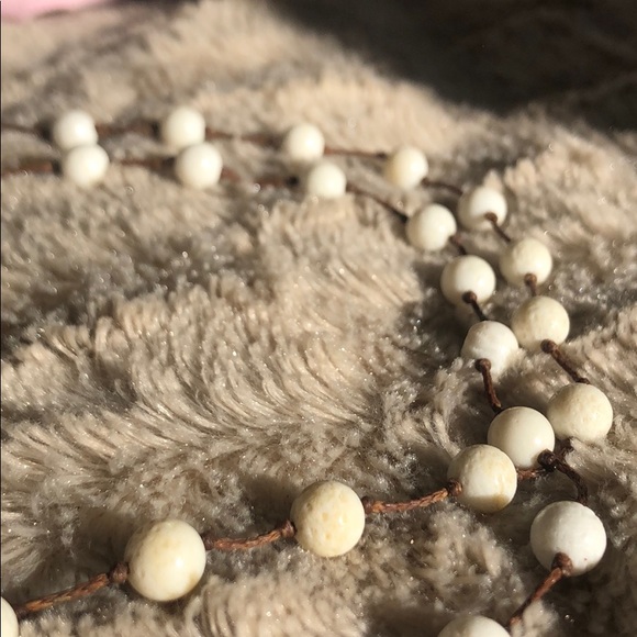 White bead necklace - Picture 2 of 2